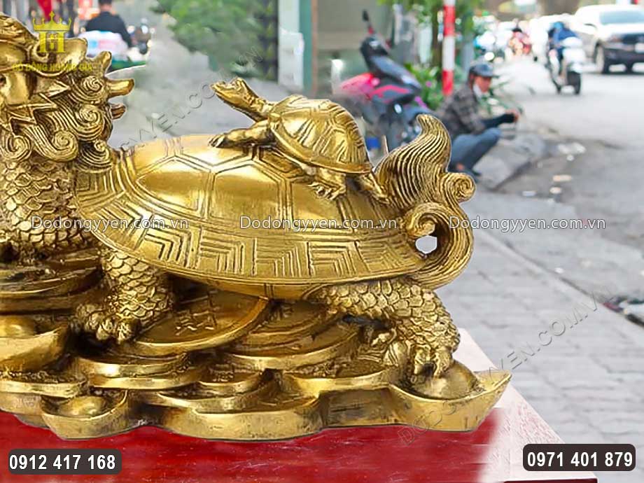 Lưng r&ugrave;a được chạm khắc vững ch&atilde;i, chắc chắn